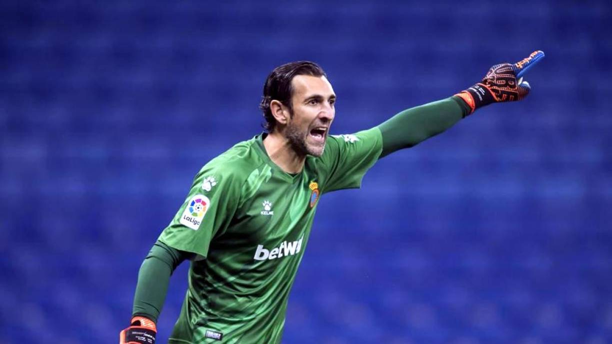 El Real Madrid estaría cerca de concretar el fichaje de Diego López, portero de 40 años que no sigue en el Espanyol tras finalizar su contrato, según medios españoles. Si se confirma la marcha del guardameta ucraniano Andriy Lunin, Carlo Ancelotti podría recuperar gratis al que fuera su portero titular en Liga la temporada que llegó al Madrid.Diego López fue el portero titular de Ancelotti en la Liga de 2013-14 cuando se alternaba con Iker Casillas, que jugó Copa y Champions, y viene de hacer una gran temporada en el Espanyol. Además, el portero gallego conoce el club a la perfección y encaja perfectamente con los valores del Real Madrid.