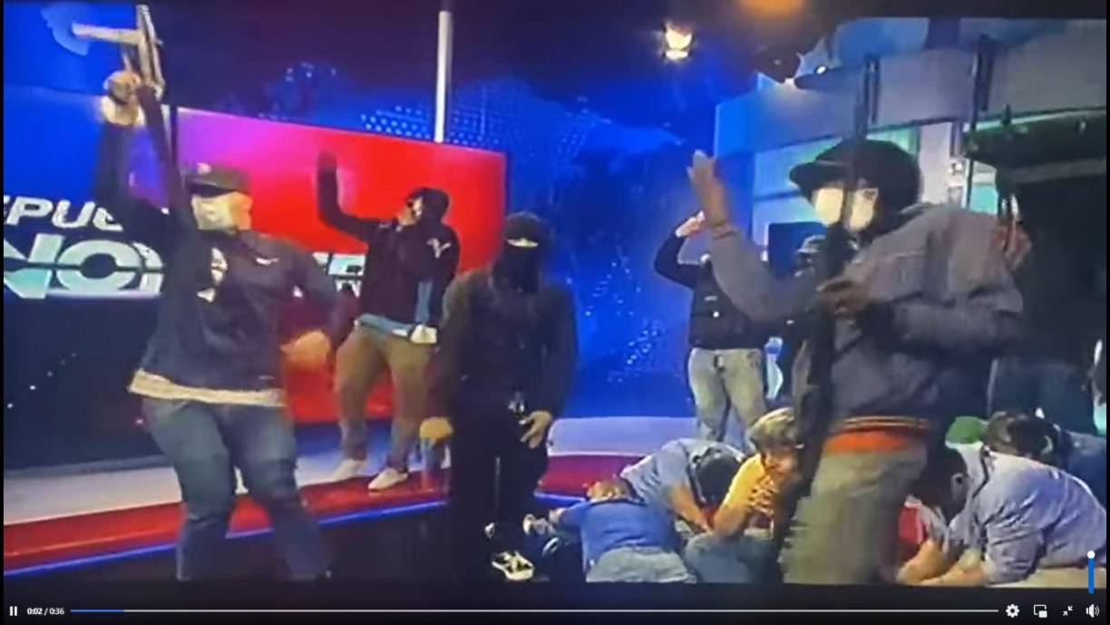 La Policía de Ecuador confirmó este martes que desplegó “unidades especializadas” a las afueras del canal de televisión TC, en la ciudad de Guayaquil, luego de que hombres armados sometieran al personal del medio durante una transmisión en vivo.