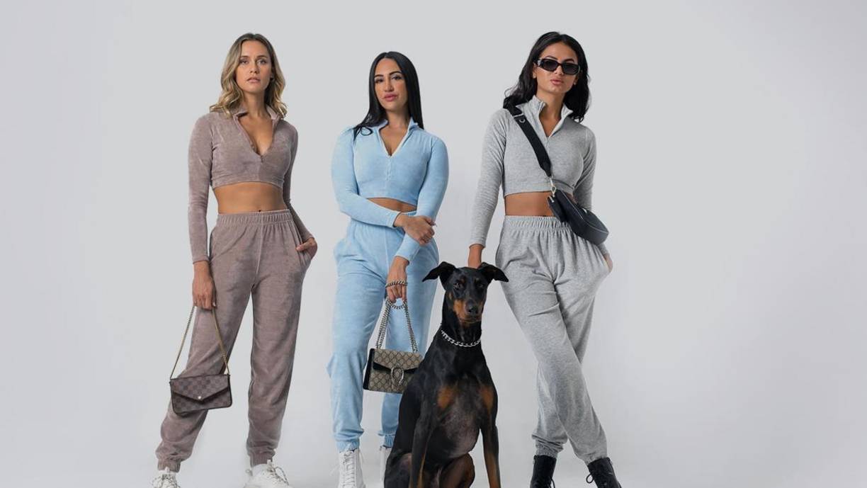 En los últimos años, la ropa deportiva ha trascendido su propósito original para convertirse en un pilar de la moda cotidiana. Lo que antes era exclusivo de gimnasios y entrenamientos, ahora define estilos de vida, invade las pasarelas y se consolida como una de las tendencias más relevantes del siglo XXI. Marcas como Skims de Kim Kardashian y Alo Yoga son emblemas de este fenómeno, que cuenta con el respaldo de celebridades que han convertido la ropa deportiva en sinónimo de comodidad y sofisticación, a la que se suman nuevas firmas como Sauvage Mamma, que adapta las tendencias del momento a este estilo. De las pistas al `streetwear´: los orígenes de la tendencia casual deportiva.