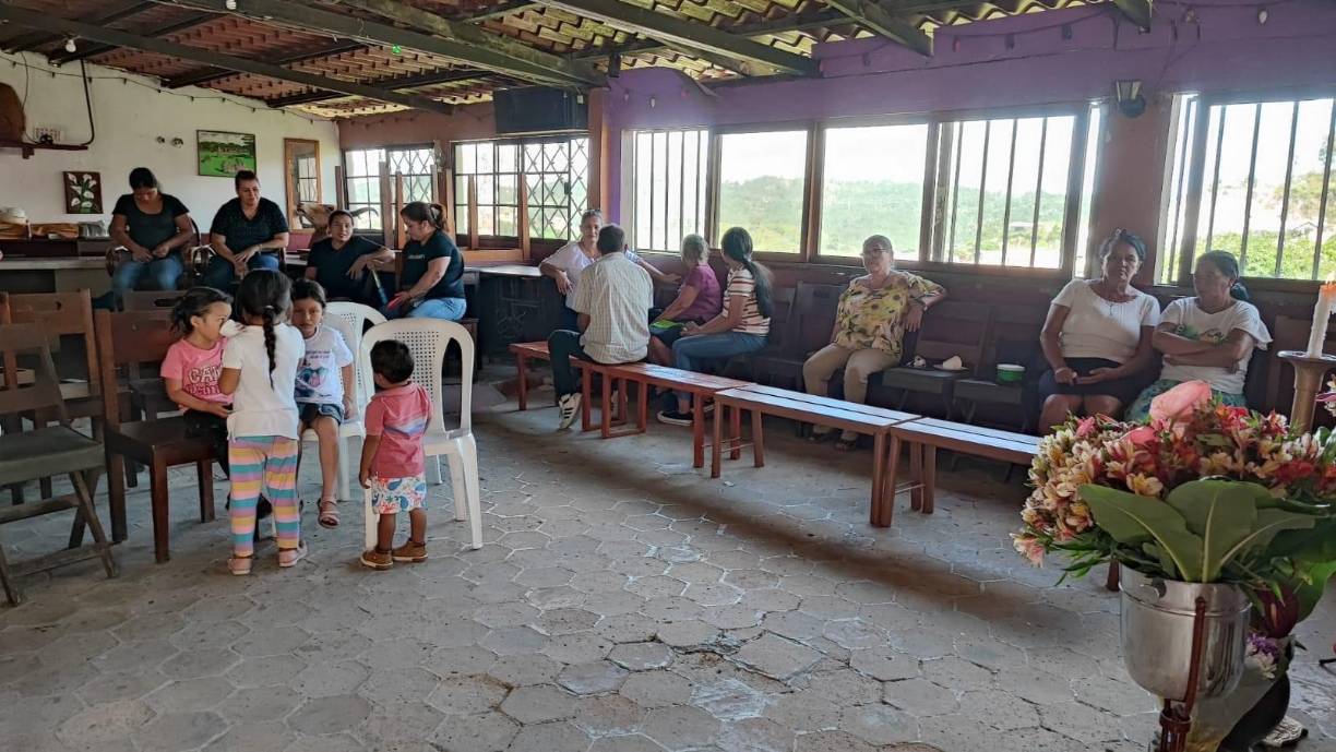 Los restos mortales de Rafael Antonio Ramos Flores están siendo velados en el comedor El Ranchito de Santa Rosa de Copán. Su amigo, Francis Martínez, recordó a Ramos como alguien emprendedor que tenía un pequeño negocio de repostería en la terminal de buses.