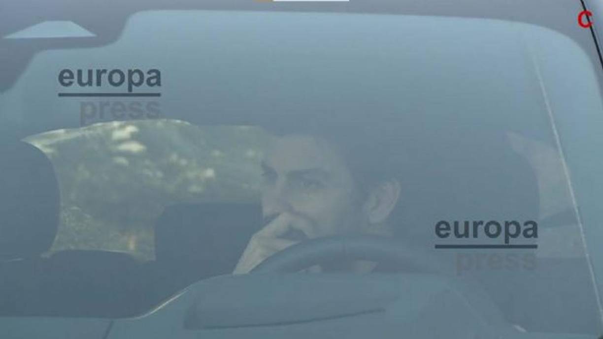 Lo que llamó la atención fue que Piqué, según reporta ‘CHANCE’, estaba “visiblemente nervioso”. De hecho, por esa incomodidad habría acelerado en varias oportunidades para no quedarse siendo ‘presa’ de los ‘paparazzis’ que aguardaban por sus declaraciones. “Piqué esperaba a sus hijos en el coche con semblante serio y muy pensativo mientras hacía algunas gestiones telefónicas sin querer hacer ningún tipo de declaración”, dice el citado medio.