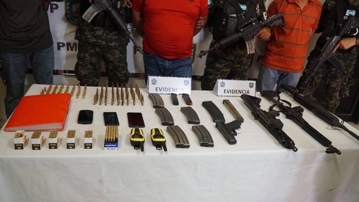 A ellos se les decomisaron varios fusiles de asalto, un Fusil AR 15, un Cargador plástico conteniendo 39 proyectiles. Un Fusiil AM-15, cargador metálico color gris conteniendo 22 proyectiles. Un Carabina semiautomática 9mm Sub-2000, Cargador plástico transparente conteniendo 24 proyectiles. Una Pistola 9mm, un cargador plástico conteniendo 17 proyectiles. Tres teléfonos celulares y dos radios de comunicación Uniden.