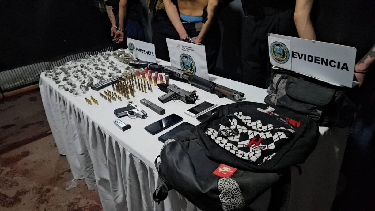 Se ha decomisado un arma de uso prohibido con varios proyectiles para esta arma, dos armas de uso permitido. Estas armas están siendo periciadas para determinar si han sido utilizadas en hechos violentos en el Valle de Sula, se decomisó también, droga lista para su venta y distribución, varios teléfonos celulares y tres mochilas.