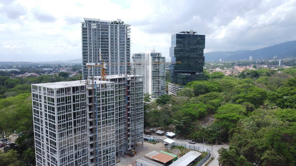 Sin duda, el noroeste se ha convertido en los últimos 10 años el sector con mayor crecimiento residencial y comercial, en donde muchos quisieran residir, sin embargo, los terrenos más costosos se encuentran en este cuadrante de la ciudad. Fácilmente la vara cuadrada en un terreno, por pequeño que sea, en la parte alta del noroeste, se encuentra en 300 a 400 dólares.