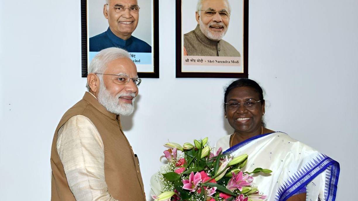 <b>La democracia más grande del mundo el jueves hizo historia al ungir como su decimoquinto presidente a la mujer tribal Santhal, de 64 años, quien aprovechó el apoyo abrumador para derrotar a su rival, el ex Ministro de la Unión Yashwant Sinha.</b>