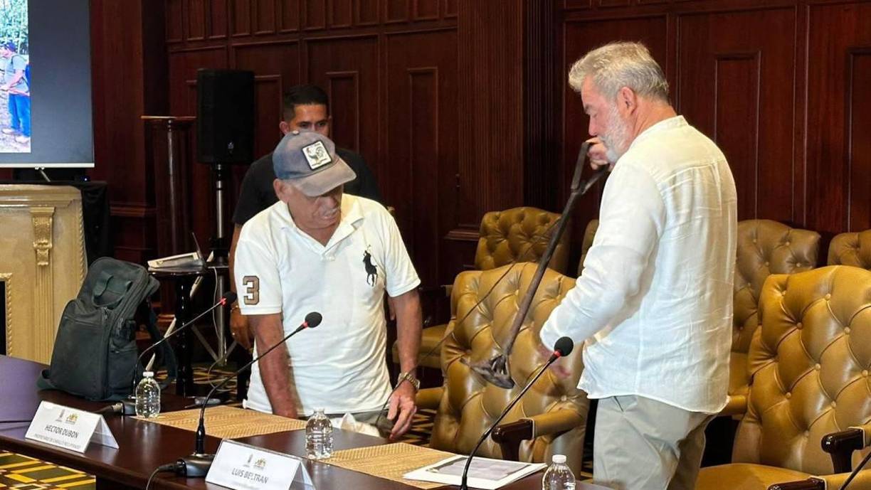 Héctor Dubón, quien presentó la documentación que lo acredita como el dueño de Lucero, dijo que es un animal de raza y que puso la denuncia hace varios años. 