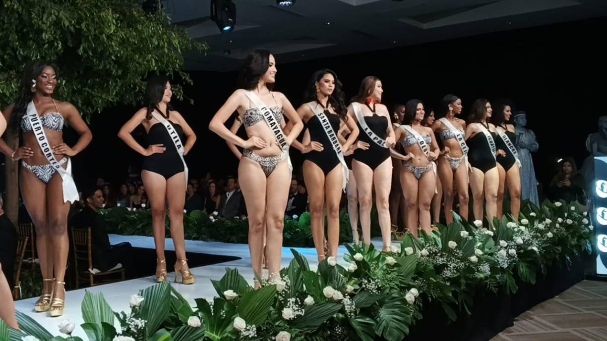 La pasarela en traje de baño se desarrolló con mucha emoción y así lucieron las candidatas. 