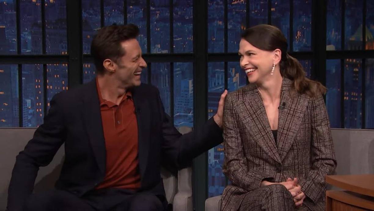 Jackman y Foster han trabajado en los mismos círculos de Broadway durante años. En una entrevista, Jackman reveló que había “visto todo lo que ella había hecho” y aseguró: “(Ella es) increíble”. Se llevaron bien inmediatamente después de ser elegidos para “The Music Man”. En 2022, Foster le dijo a Vogue que Jackman se había convertido en uno de sus amigos más cercanos y señaló que incluso tenían reuniones familiares.