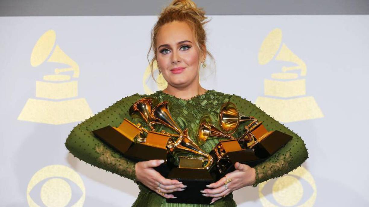 Adele es la segunda artista, seguido de Christopher Cross en haber ganado los cuatro premios generales (álbum del año, grabación del año, canción del año, mejor artista nuevo) a lo largo de su carrera. En 2017, se convirtió en la única artista en ganar dos veces las tres categorías principales (álbum del año, grabación del año, canción del año). La reina de Londres ha ganado 15 premios de 25 nominaciones. En el 2023, Adele está nominada en siete categorías. 