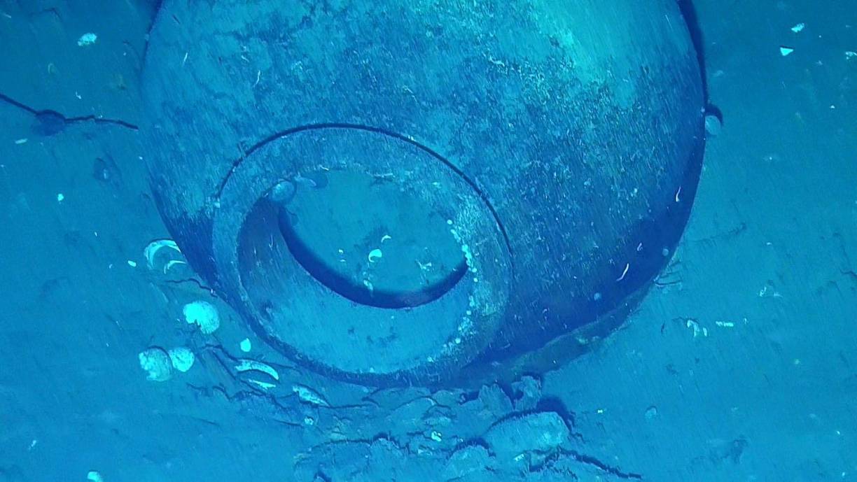 “Los resultados de la exploración revelaron un mapa de evidencias arqueológicas inédito, ampliando significativamente lo conocido hasta ahora”, afirmaron en un comunicado las entidades a cargo de inspeccionar la valiosa embarcación, cuya ubicación exacta se ha mantenido en secreto desde su hallazgo en 2015. 