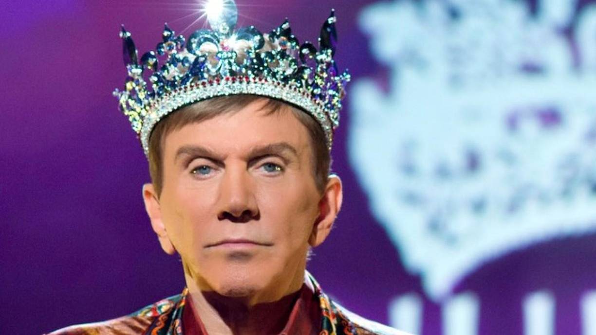 Sin embargo, insinuó que no estaba de acuerdo que las mujeres de mayor edad desfilen en traje de baño. “Cuando vaya una señora de 70 y pico de años me imagino que no habrá desfile en traje de baño”, especuló. 