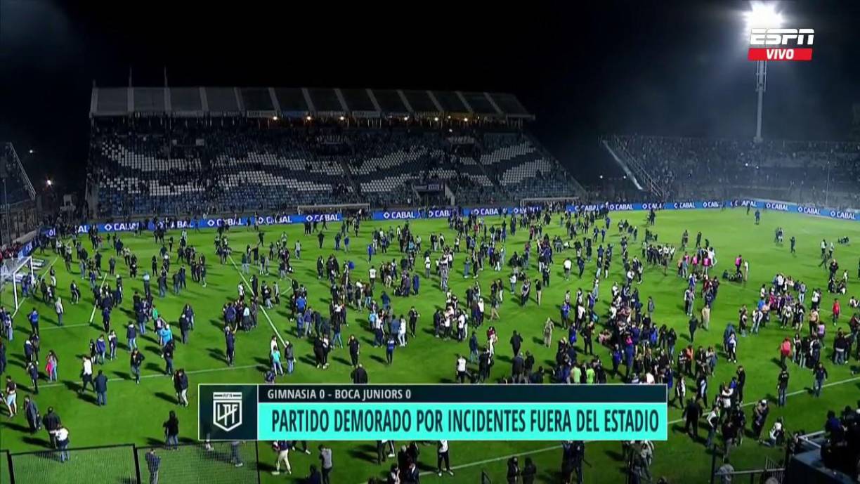 Algunos reportes señalan que se algunos niños se separaron de sus padres producto del miedo . En el estadio por los parlantes se les ayuda para encontrarse con sus seres queridos.
