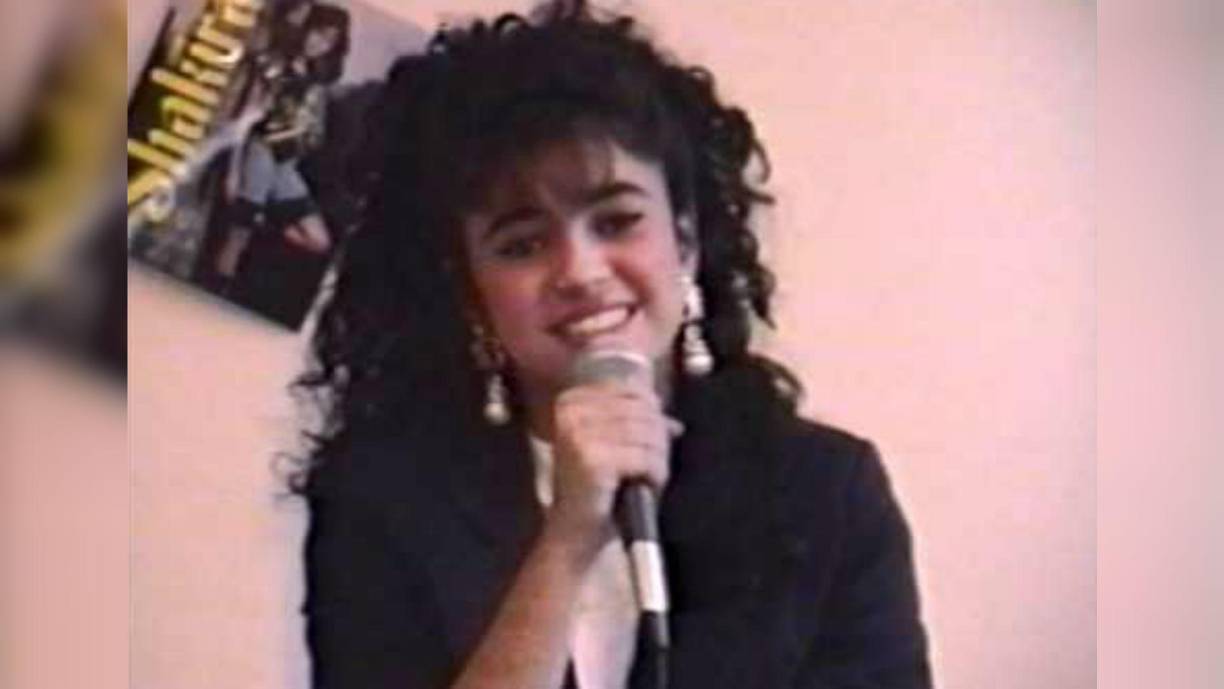 Shakira comenzó su vida amorosa a los 13 años de edad. 