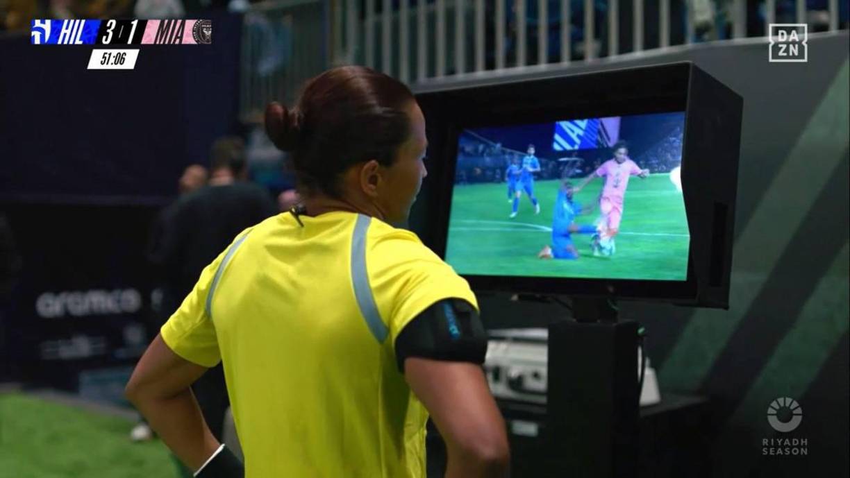 La jugada fue revisada por el VAR y la jueza del amistoso sancionó penal a favor del Inter Miami, mismo que cobraría Lionel Messi para poner el 3-2. 