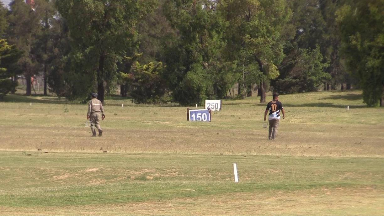 Ya dentro, 240 hectáreas, de las cuales solo 90 son urbanizables, invitan al relax mientras se transita la añeja arboleda de sus calles -que llevan el nombre del tipo de árboles que hay en cada vía-, donde se alzan 500 viviendas, de diferente diseño cada una, y los espacios verdes con canchas de golf, de tenis o de fútbol.
