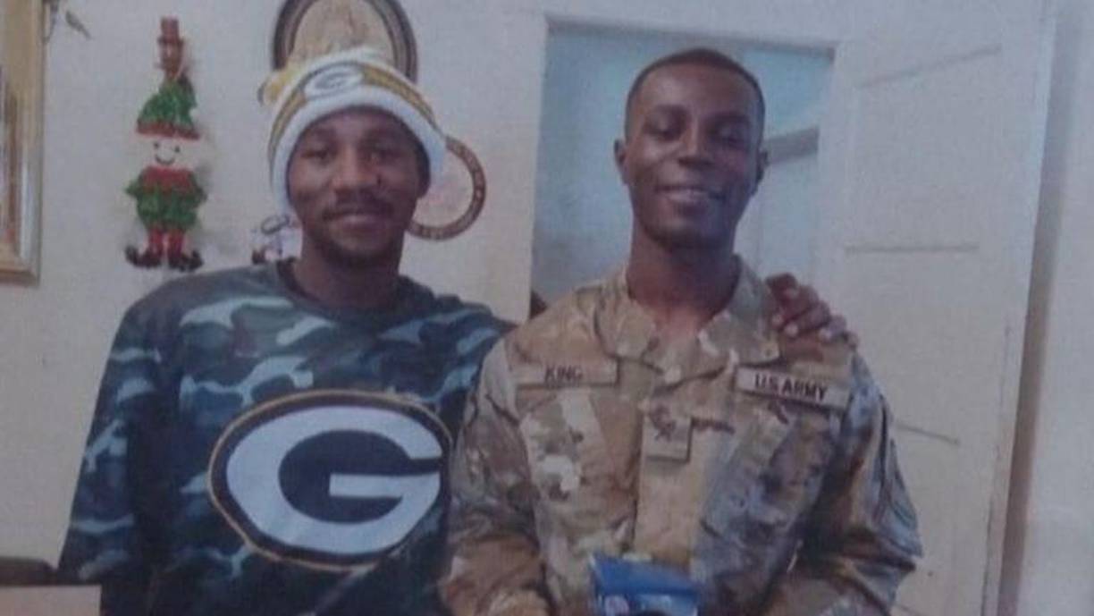 “Pensé que era una travesura para TikTok o una payasada así de estúpido, pero él no se detuvo. Escuché a los soldados estadounidenses gritar que lo detuvieran, le decían que volviera y un montón de ellos corrieron para alcanzarlo, pero iba muy rápido”, señaló a la cadena CNN Sarah Leslie, una turista que atestiguó la huida.