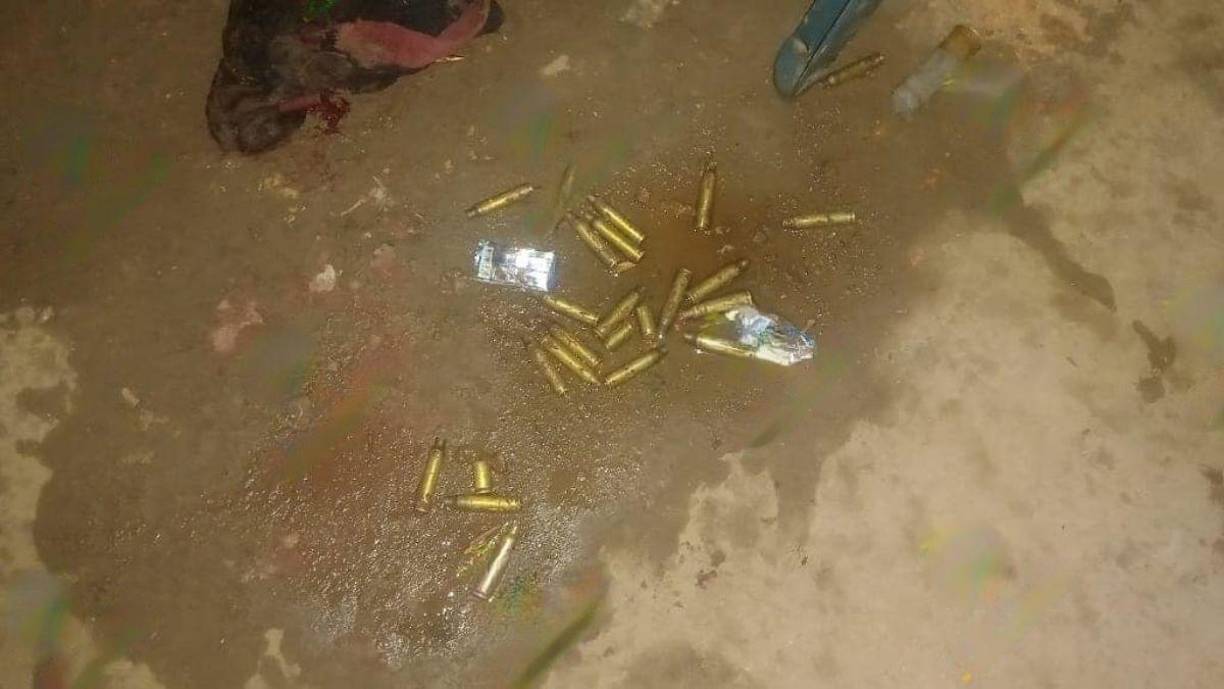 En la escena del crimen quedaron esparcidos varios casquillos de bala de diferentes calibres. Incluidos cartuchos de escopeta y también municiones de rifles de asalto.