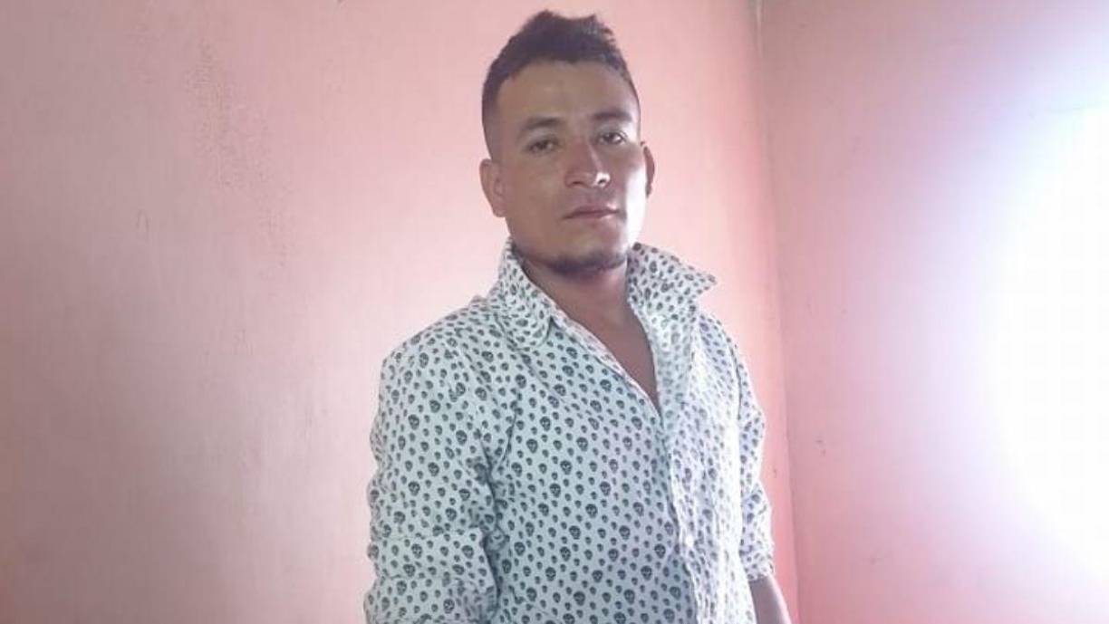 El cuerpo del occiso, quien vestía un pantalón azul de mezclilla y una camisa roja, quedó tirado sobre la cama de uno de los cuartos de la vivienda. Cinco personas más que se encontraban en la vivienda, incluido un menor de edad, resultaron ilesos.