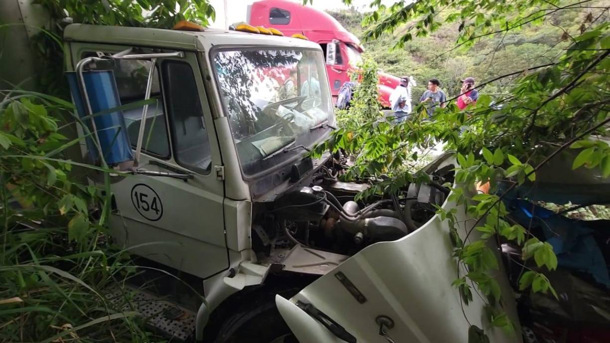 La unidad de transporte chocó contra un camión repartidor de churros en un tramo de carretera donde sólo hay una vía debido a que las lluvias colapsaron el concreto y sólo se rellenó con tierra.