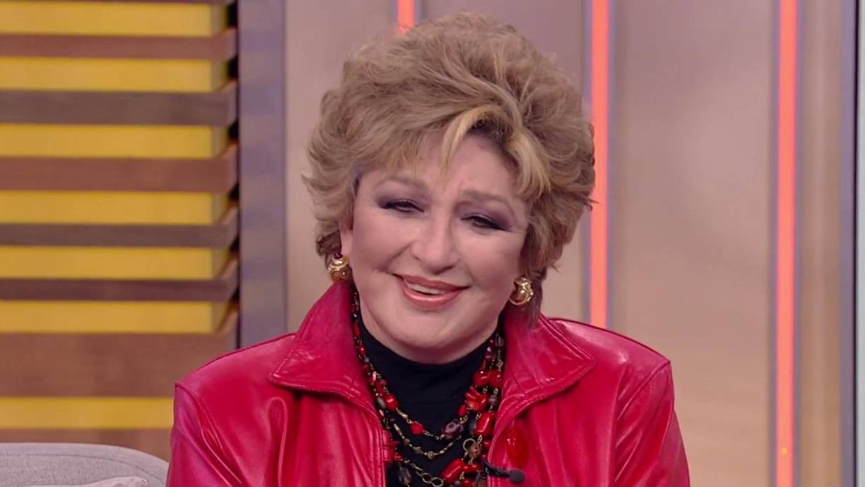 Angélica María - La actriz fue diagnosticada con cáncer de mama en 1997, sólo unos meses después del fallecimiento de su mamá por la misma enfermedad. En ese entonces, la llamada ‘Novia de México’ dijo que sintió miedo, pero el hecho de pensar en su hija, la también Angélica Vale, le dio fuerzas. “Sí fue una noticia que me dio mucho miedo, pero que después tuve que afrontar, que me dije: ‘Yo no puedo dejar a mi hija sola’. Se acaba de ir mi madre, yo no me voy a ir”, comentó en una entrevista con ‘Ventaneando’ en 2015.