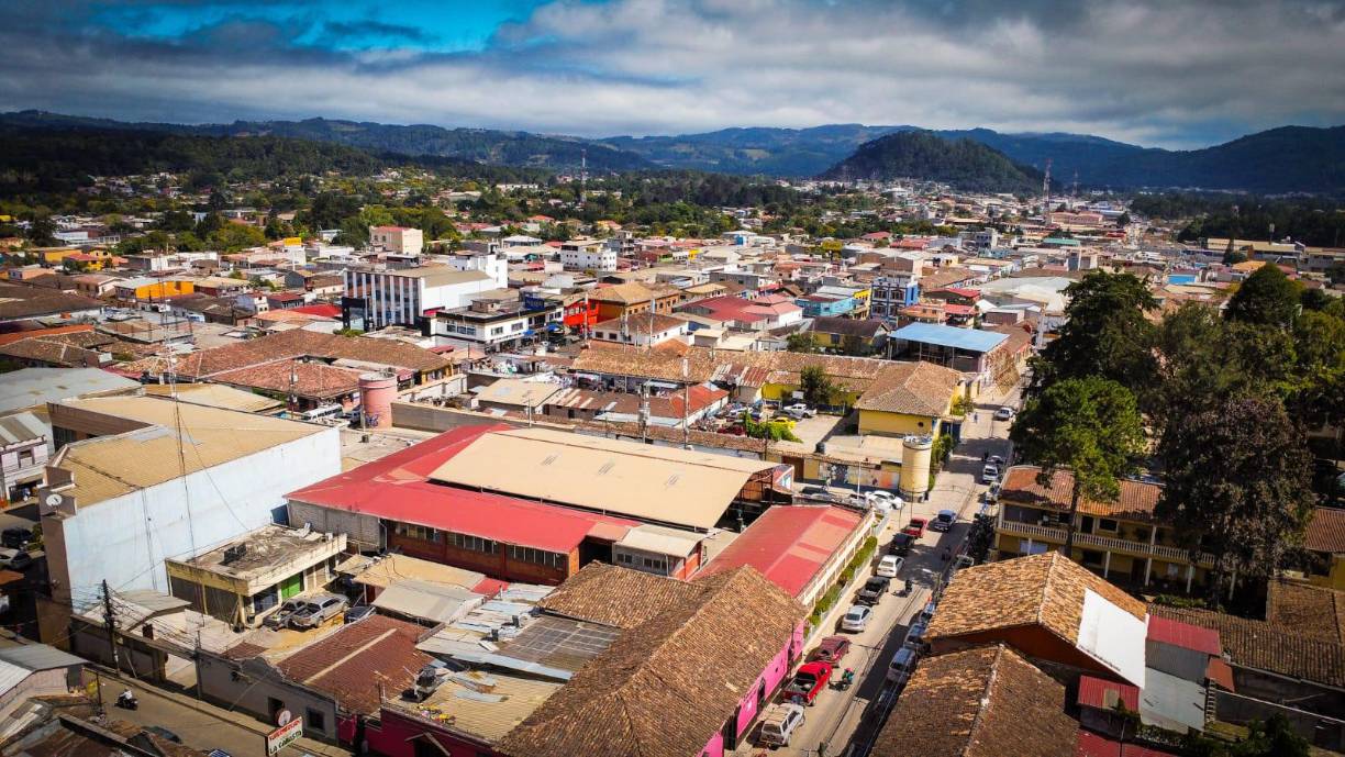 Un tenue destello de luz intentó calentar las calles de La Esperanza al mediodía, pero al caer la tarde este se desvaneció y el frío de diciembre que tanto extrañaban los esperanzanos, volvió a llenar sus hogares de recuerdos y nostalgia.