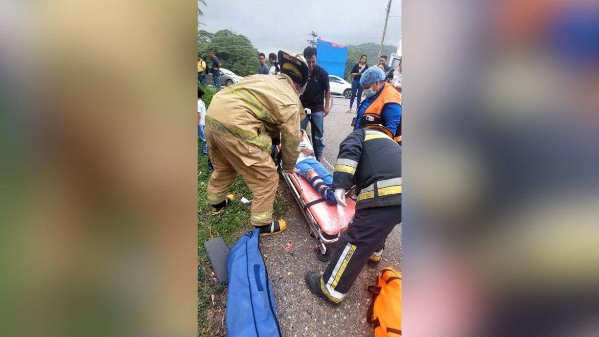 ”Sólo cuando íbamos en el aire y caímos a la hondonada. Fue un verdadero milagro de Dios, sólo Él y su misericordia nos salvó”, dijo el cobrador del microbús que este martes chocó a inmediaciones del parque industrial Zip Búfalo, en el carril de entrada a la ciudad de San Pedro Sula.