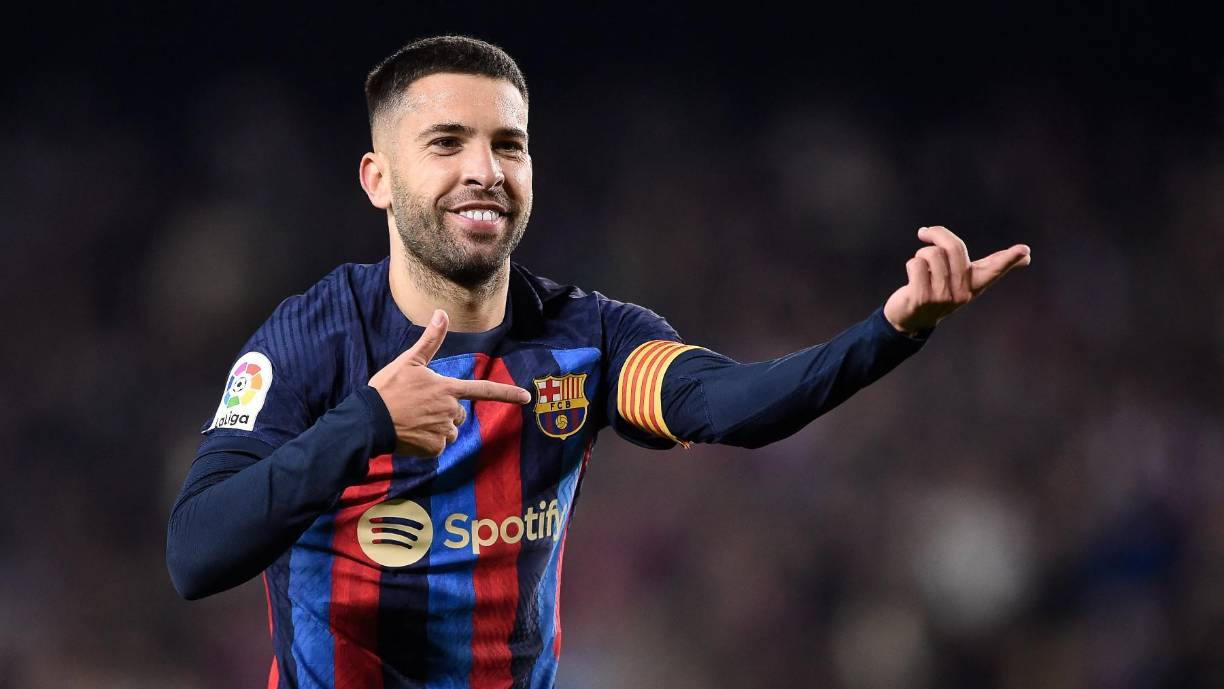 Jordi Alba - En Radio Marca informan que hay tres equipos, el Atlético de Madrid, el Benfica y el Inter de Milán, que están interesados en el fichaje de Jordi Alba, quien es agente libre. Hay interés, pero de momento ofertas no, aseguran.