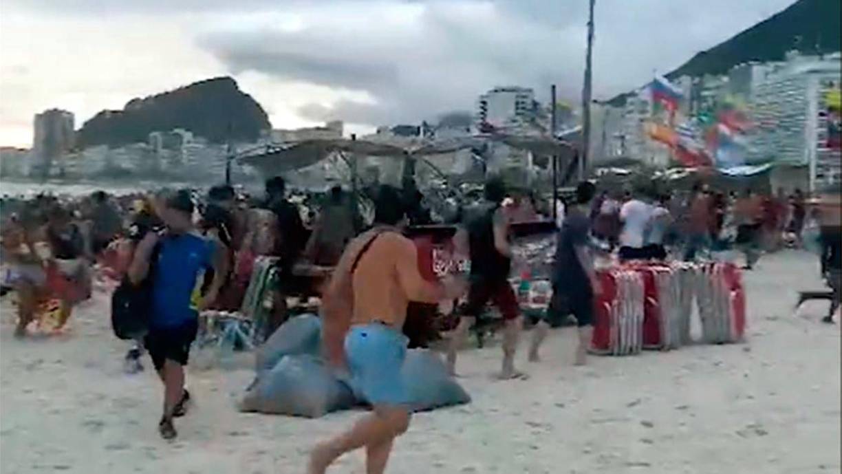 Los incidentes se registraron junto a un quiosco playero de propiedad de tres argentinos, que los hinchas del Boca escogieron como punto de concentración pese a que la Conmebol instaló una Fan Fest también en la playa de Copacabana.