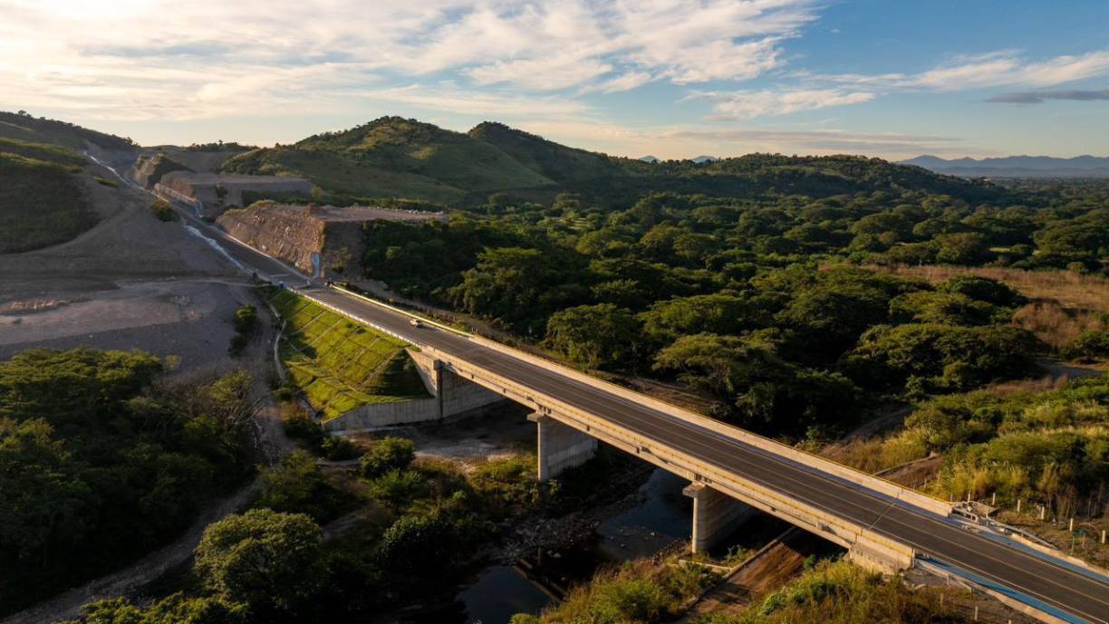 Este proyecto incluye cuatro puentes, dos intercambiadores, siete pasos a desnivel, cuatro rotondas, 12 paradas de autobús y 42 kilómetros de ciclovía, entre otras características.