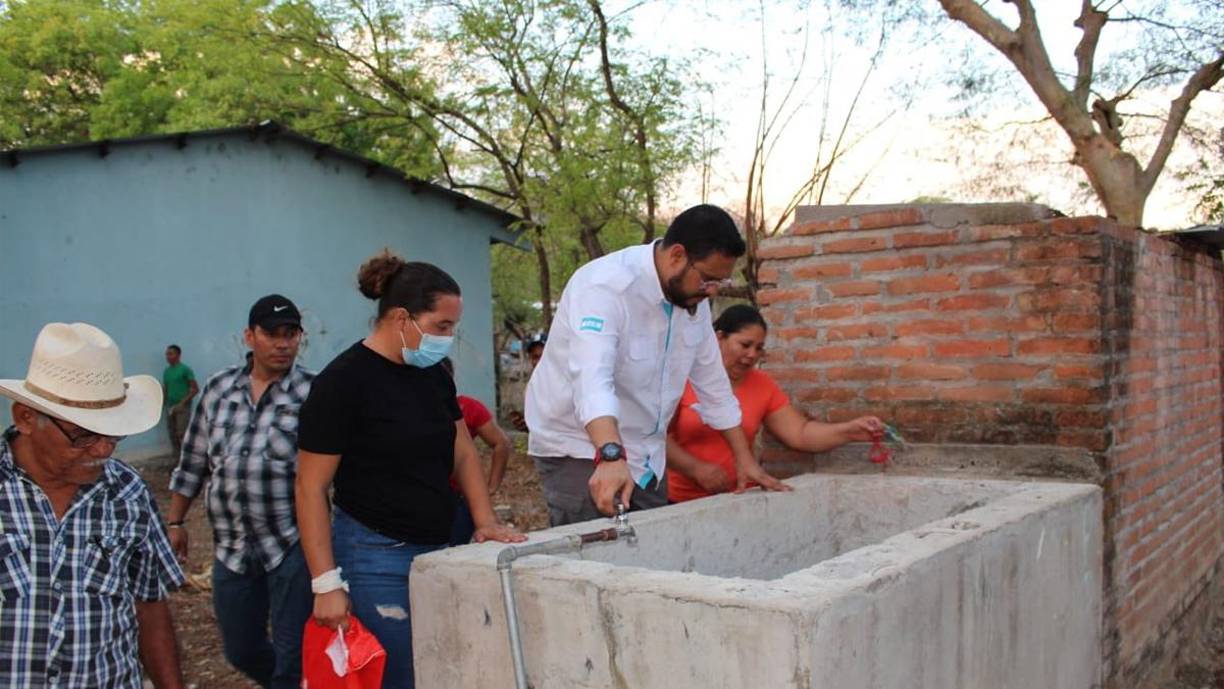 El diputado de Libre, Mauricio Rivera, en uno de los barrios del sector del Marillal, Choluteca, prometiendo ayuda.