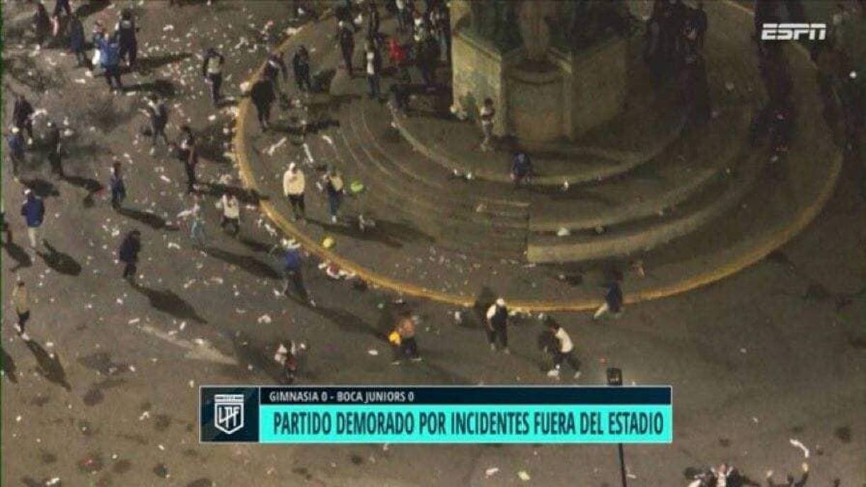 Los incidentes comenzaron por cruces violentos en las afueras del estadio, cuando la policía reprimió con balas de goma y gases lacrimógenos a hinchas que pugnaban por entrar a un estadio ya abarrotado.