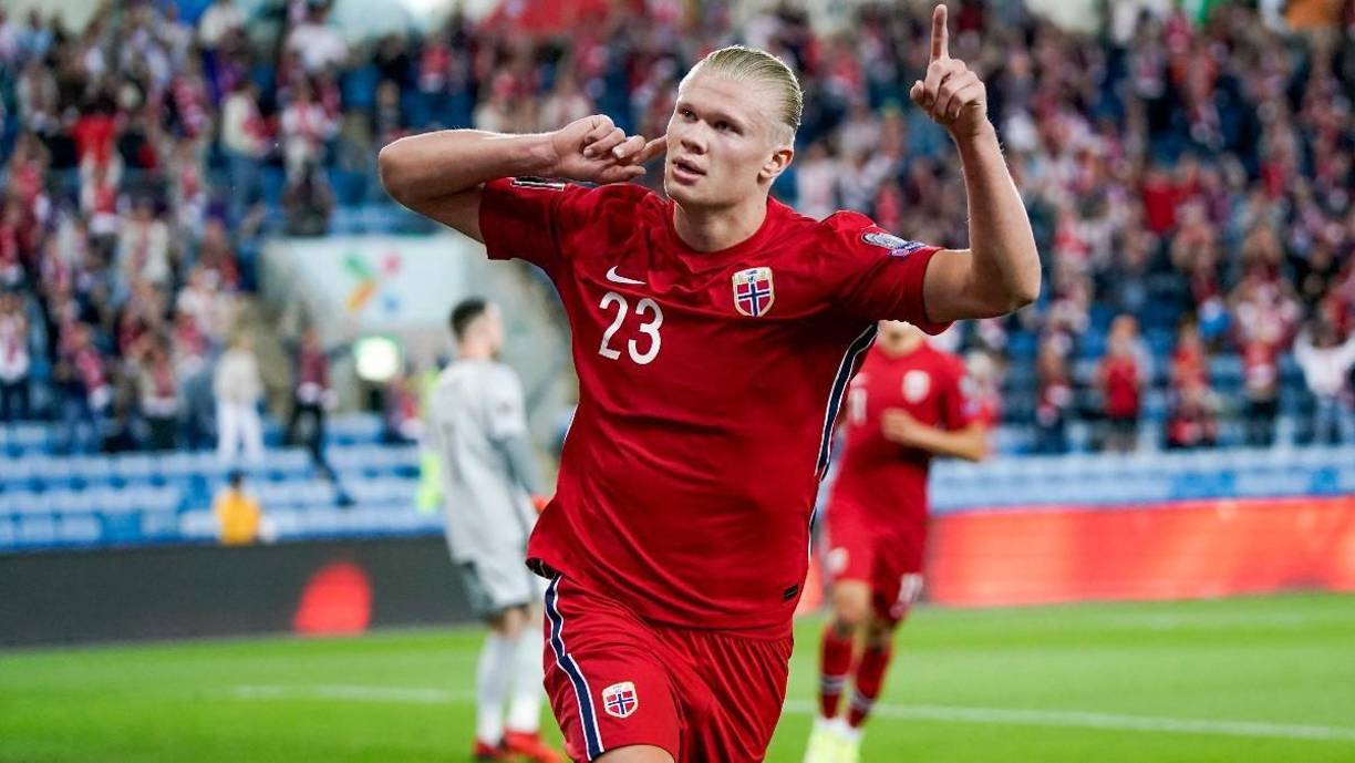 Erling Haaland (Noruega). No juega la Euro, pero es indiscutible que su nombre sonará fuerte en la disputa del Balón de Oro. Goleador y campeón de la Premier League, tiene créditos.