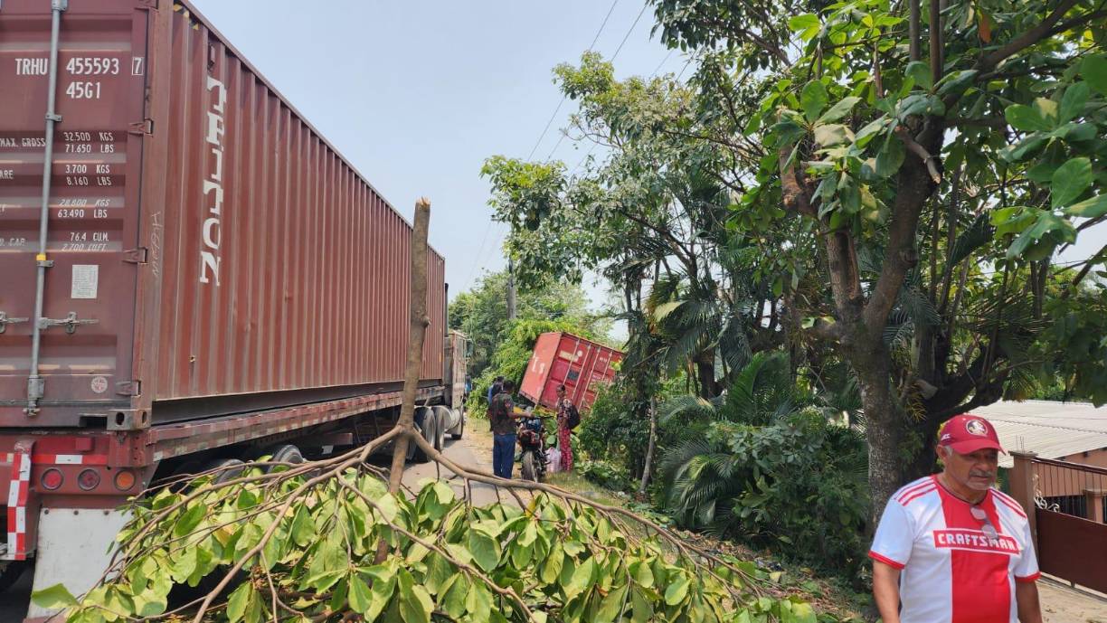 De acuerdo con relato de testigos, cuatro personas fue atropelladas, entre ellas, la bebé Mía Aracely Carías Milla, de 10 meses, y su abuelo José Antonio Milla.