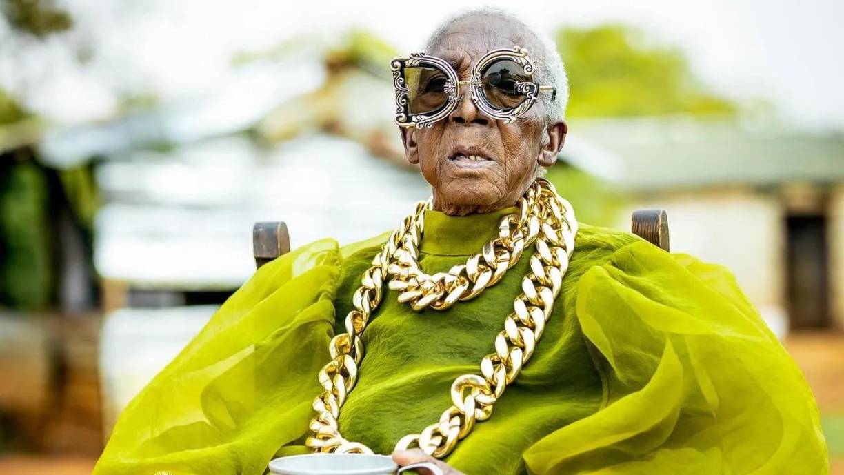 Aunque siempre había tenido un gran estilo, las fotos que compartió en redes sociales fue todo un éxito. “La combinación de atuendos vibrantes y accesorios llamativos se convirtió en la firma de Legendary Glamma”, reveló la publicación.