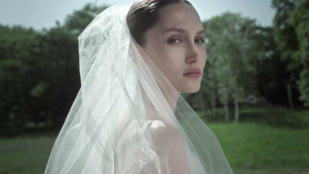 Elie Saab en su pasarela utilizó un maquillaje minimalista en labios que permitió que los vestidos complejos y detallados fueran los protagonistas, destacando la elegancia de un rostro natural, despejado y de aspecto descansado y luminoso.