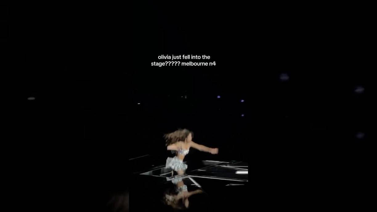 Mostrando un admirable nivel de profesionalismo y presencia de ánimo, Olivia manejó la situación con humor y gracia. Con una sonrisa en el rostro, declaró: “¡Oh Dios mío, eso fue divertido! ¡Estoy bien!”.