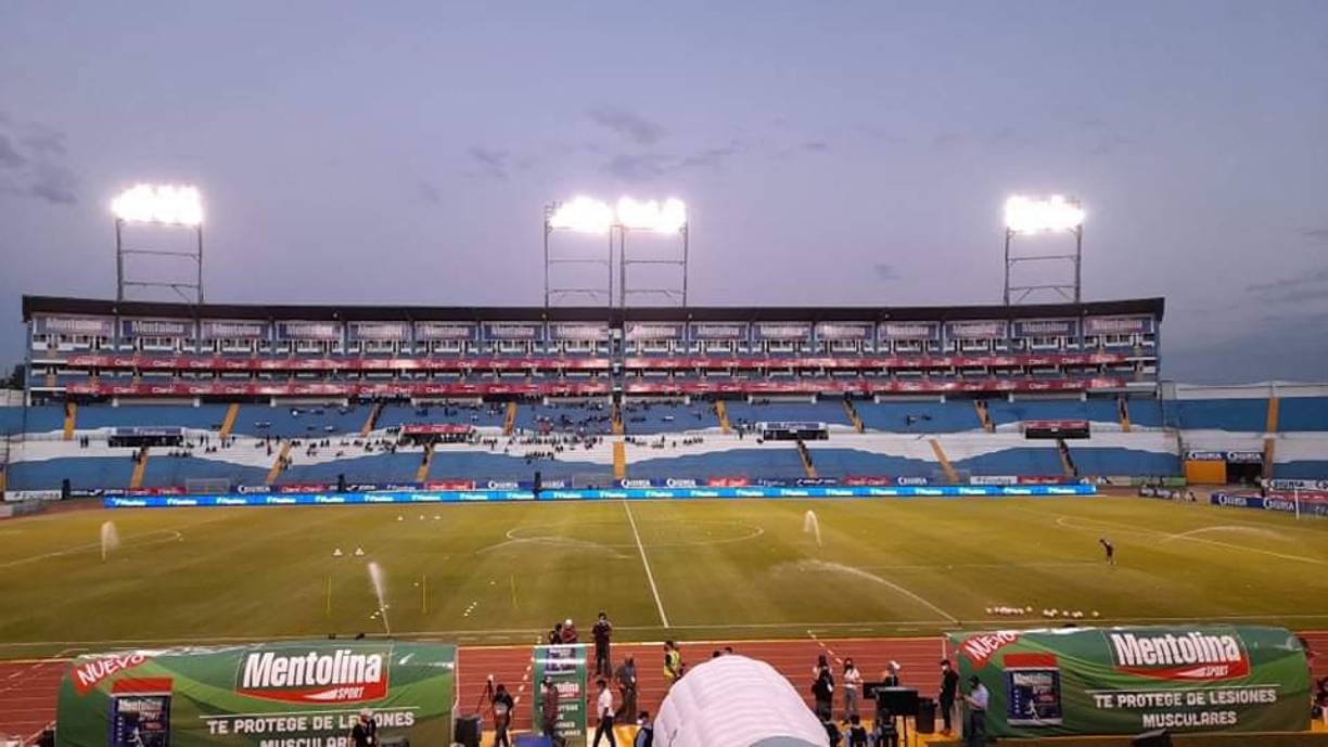 Poca afluencia de aficionados en el estadio Olímpico.