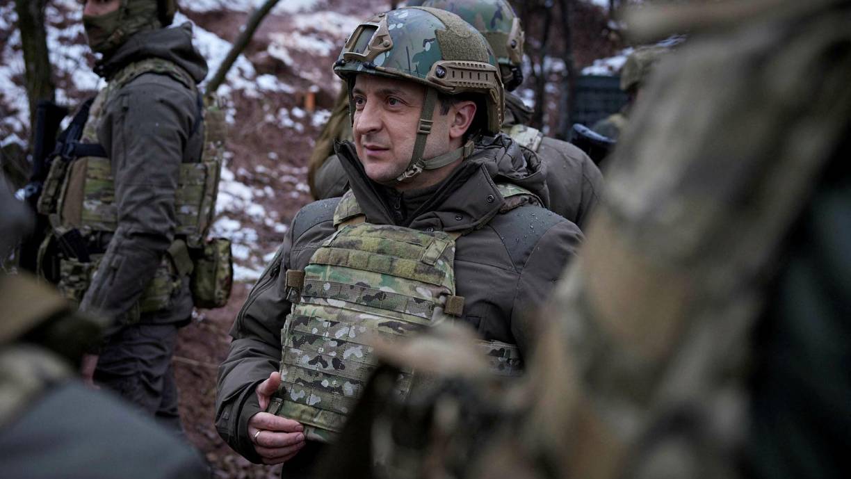 Desde su llegada a la Presidencia, su primer objetivo fue dialogar con el jefe del Kremlin, Vladímir Putin -un tabú para Poroshenko y muchos políticos ucranianos-. Esa cita tuvo lugar en diciembre de 2019 mediante una conversación telefónica en la que ambos acordaron un canje de prisioneros, que incluía a los crimeos apresados por las autoridades rusas desde la anexión de la península en marzo de 2014, en la crisis prebélica de la guerra actual.