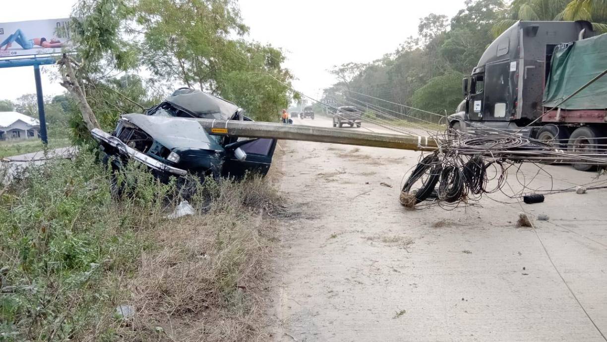 Miembros del Cuerpo de Bomberos sacaron al galeno del interior del vehículo, ya que había quedado atrapado entre el amasijo de hierro.