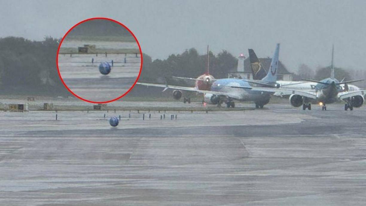 En el video se puede observar una supuesta esfera UAP, la cual prendió las alarmas en los pasajeros que se encontraban en los aviones.