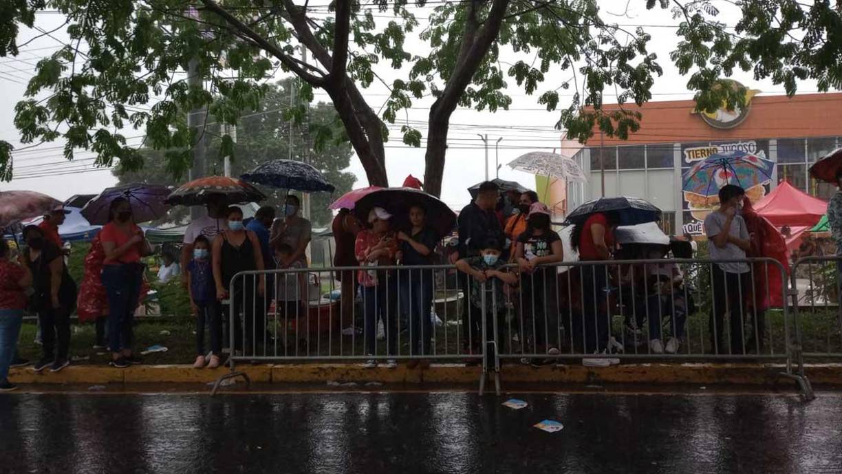 ¡Imparable! Lluvia sorprendió a sampedranos en el desfile de carrozas