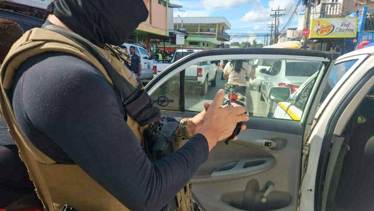 Agentes de la Dirección Policial Antimaras y Pandillas Contra El Crímen Organizado (Dipampco), con equipo de alta tecnología inspeccionan las unidades de transporte. 