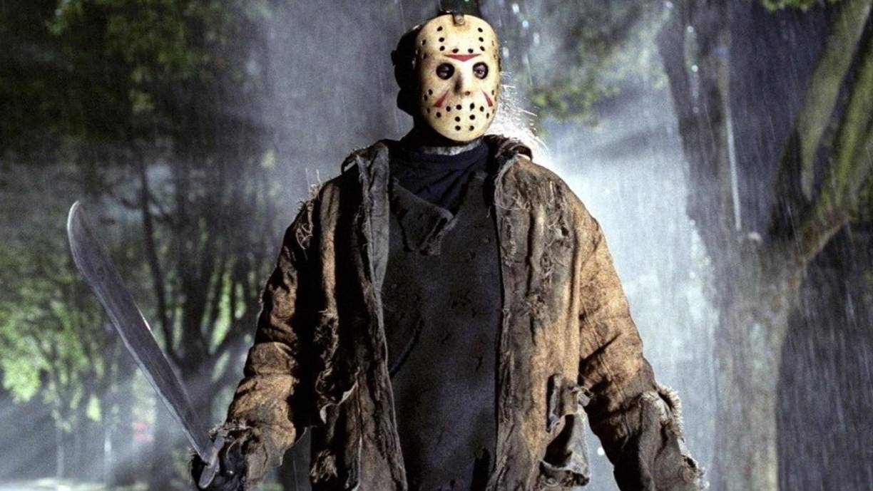 Con una máscara de hockey y una motosierra, Jason Voorhes convirtió un campamento de verano en una de las más aterradoras vacaciones de adolescentes. La cinta, estrenada en 1980, tiene a Kevin Bacon dentro de su elenco y la fecha del viernes 13 como una maldición indeleble. Hay una docena de películas derivadas de la primera de 1980 y están disponibles en Youtube, Amazon Prime, Paramount +, Roku, Google Play y Apple TV.