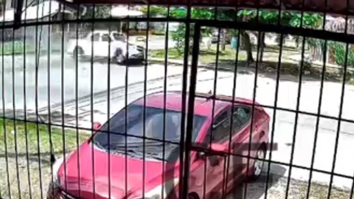 El accidente quedó registrado en cámaras de vigilancia de la zona.