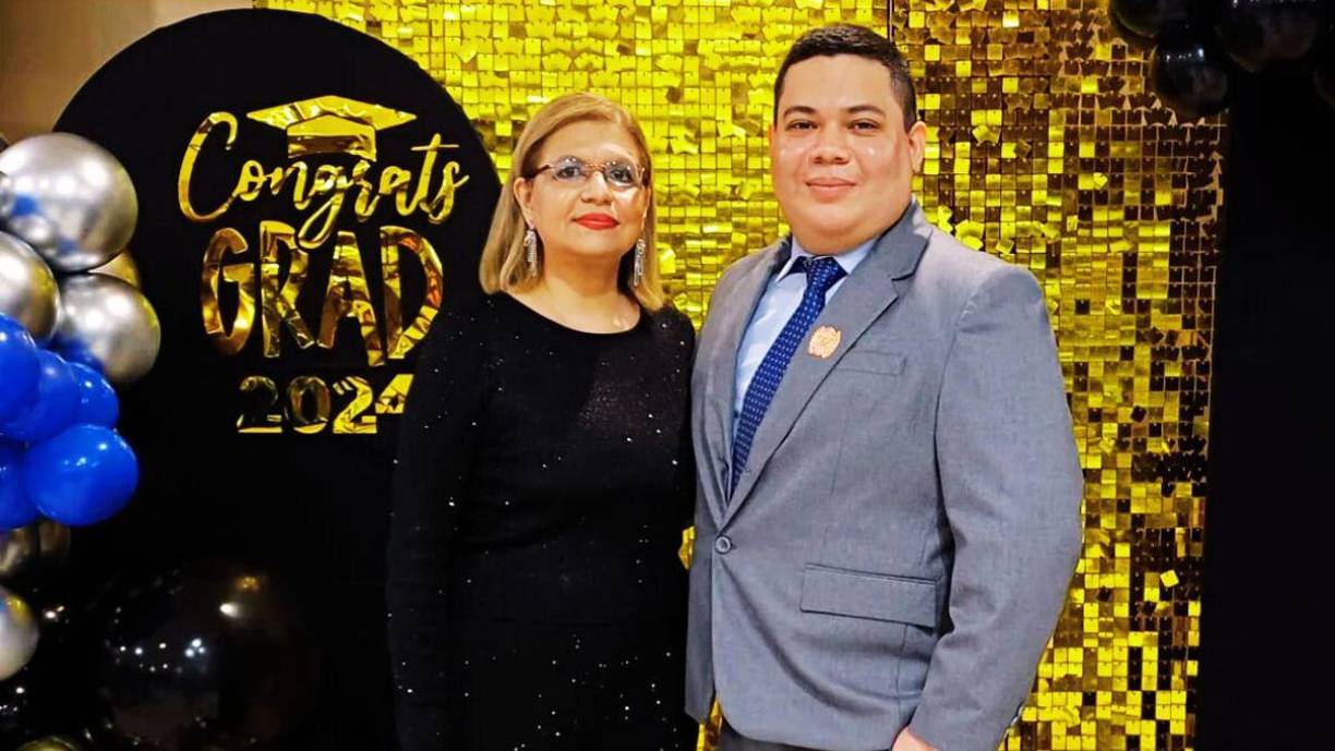 Lilia Machado posó orgullosa por el gran logro de su hijo. En honor a esos años de esfuerzo y lucha de ambos, organizó una hermosa velada en la que estuvieron presentes sus familiares, amigos de la infancia de Alejandro y todos aquellas personas que han sido significativas en la vida del nuevo galeno.