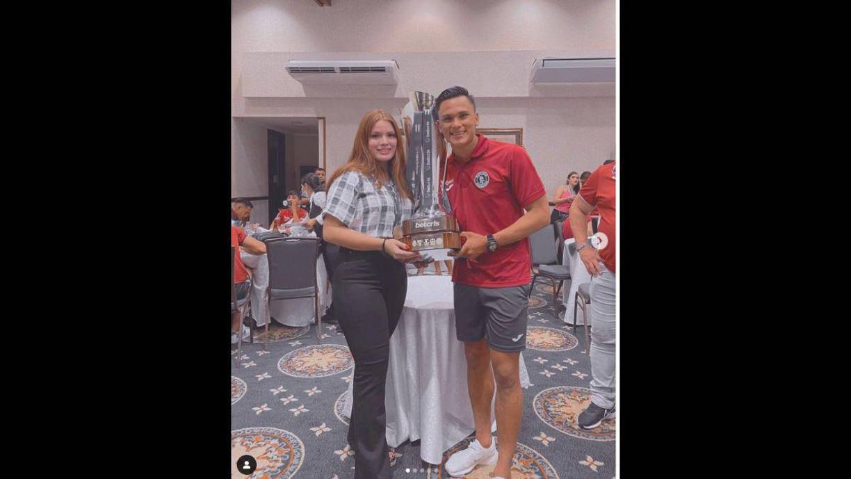 Ambos se unieron y juraron amor. Ella siempre ha demostrado su apoyo y así lo compartieron en sus redes sociales con el gran gesto a las reservas de Motagua. 