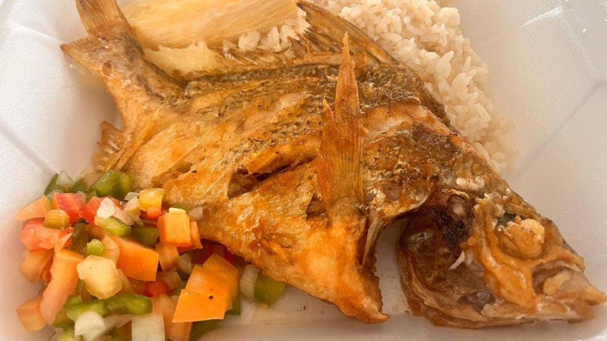 En La Mosquitia cada quien sube los precios a su manera. “Si en la ciudad se le subió cinco centavos a algo, aquí se le van a subir de 8 a 10 lempiras. No hay ningún control. No hay protección al consumidor. Entonces todo es caro y cada día las cosas están peores. Un huevo está costando 8 lempiras y no hay quien controle estas cosas. Entonces está el vecino lo tiene a 10, entonces todo el mundo póngale 10, póngale 10”. 