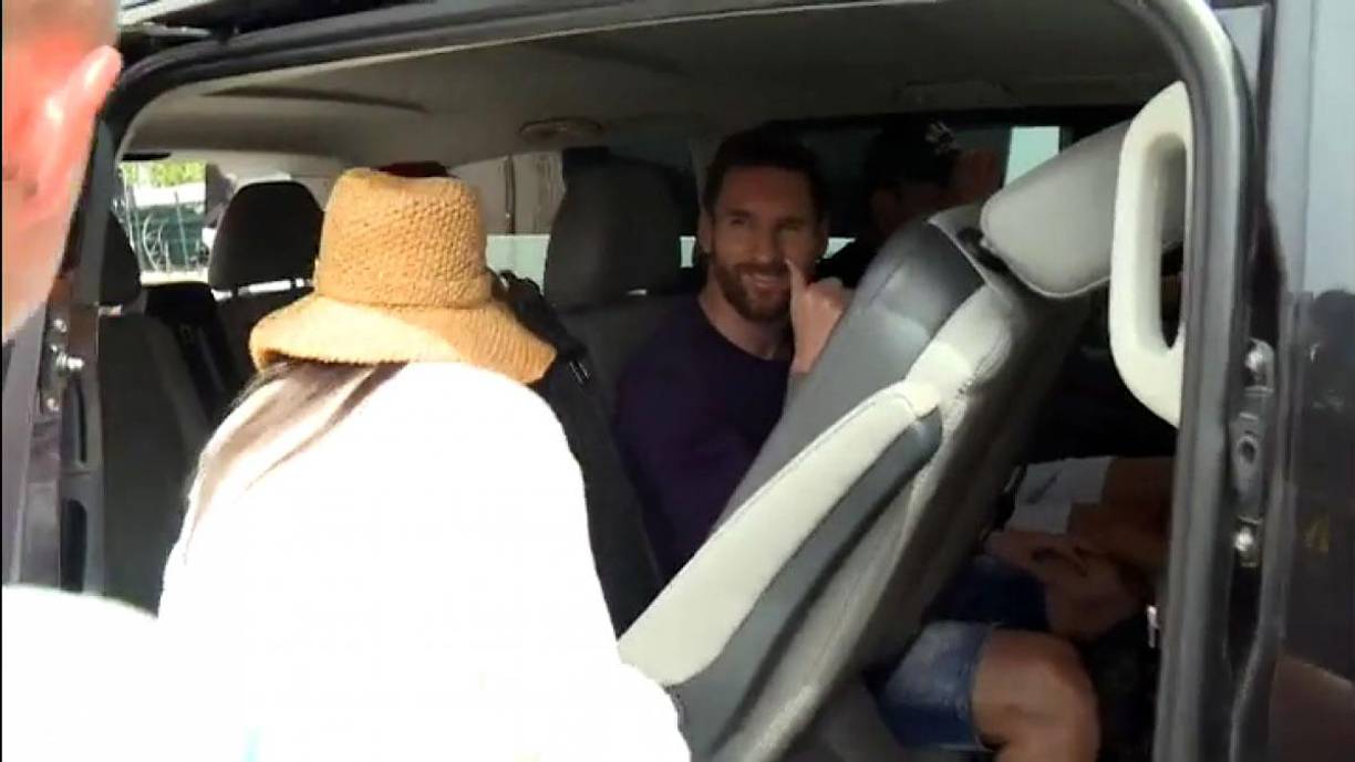 Entre los invitados de lujo no podía faltar Lionel Messi, quien llegaba sonriente al lugar de la boda.