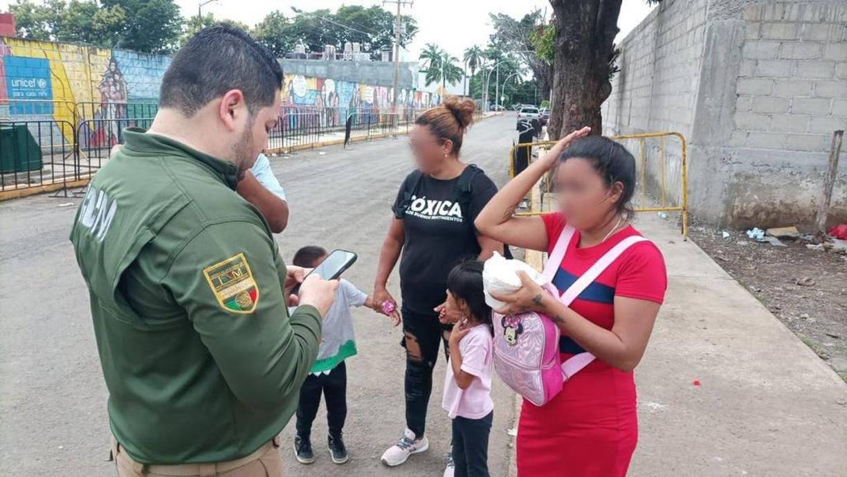 El menor, quien no paraba de llorar, se calmó al ver a su madre, por lo que tras una serie de indagaciones, los agentes se lo regresaron a la joven, de quien no trascendió su identidad.