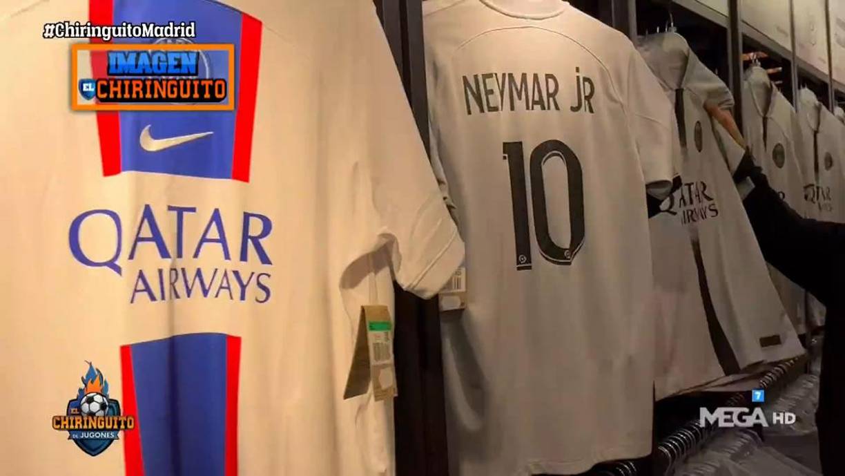 El programa de televisión ‘El Chiringuito‘ grabó imágenes en uno de los locales en donde se venden camisetas y todo tipo de indumentaria del cuadro galo y no encontró nada que haga referencia al número 30. Su camiseta parece no estar a la venta y su rostro no está en ninguno de los carteles que hay en las paredes, a diferencia de sus compañeros.